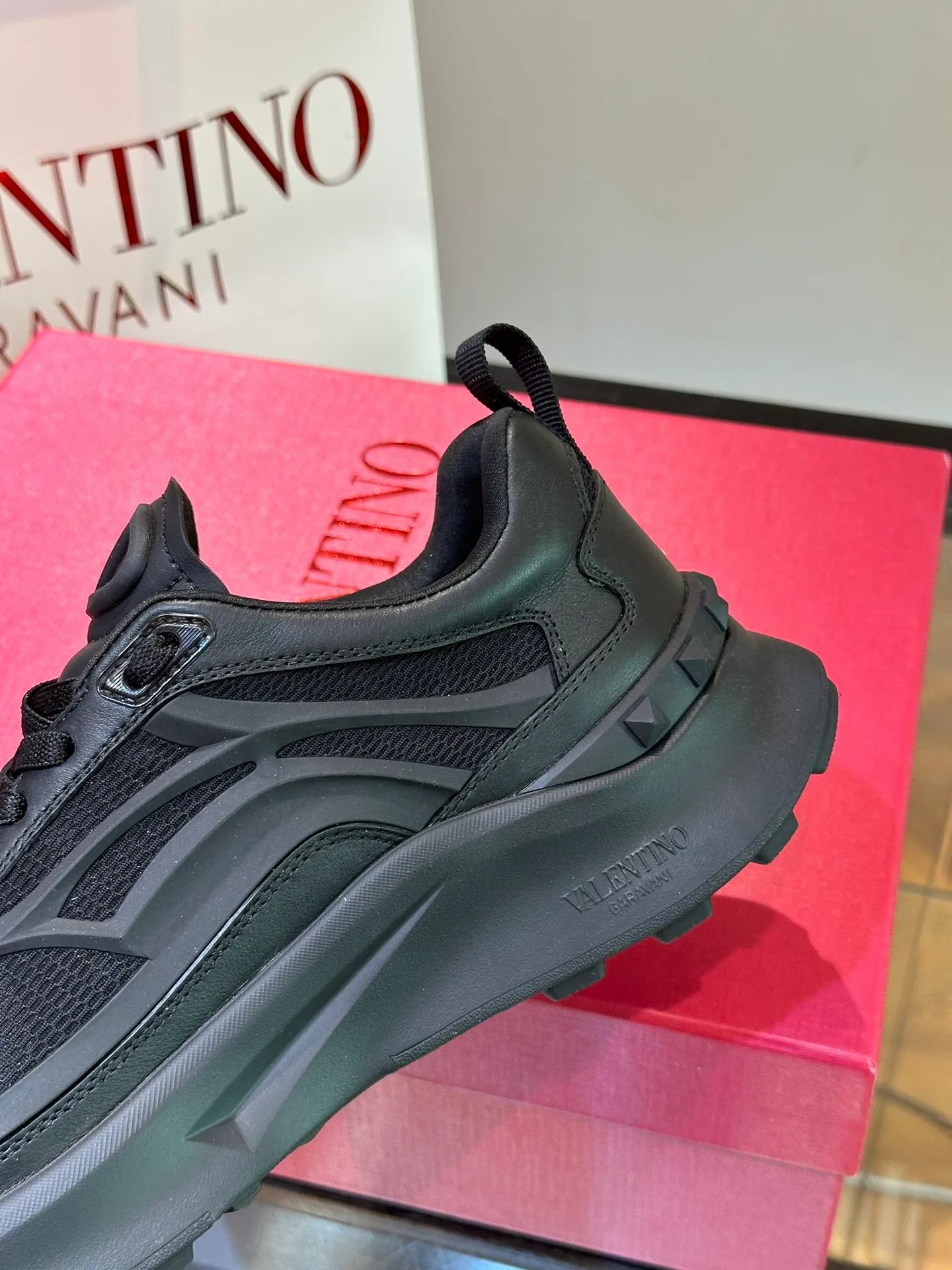 P500¥ Valentino/Valentino GaravaniTotaloopV logo new sports shoes, with leather details, silk screen printing on the tongue, combined with outsole, really easy to wear and very comfortable ~ Comes with 5 cm height increase✔️A must-have pair for fashionable men and beautiful women in summer! Size: 38-46